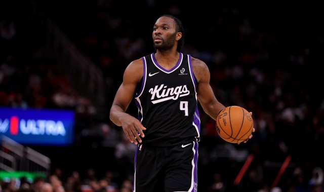 天天盈球即时比分直播-活力十足！阿丘瓦8中7高效砍下16分6板2帽 还拼下4前场板