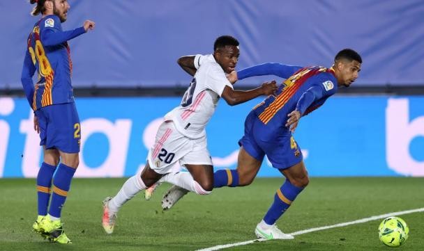 天天盈球-齐达内战术击败巴萨352，科曼变招距扳平只差毫厘