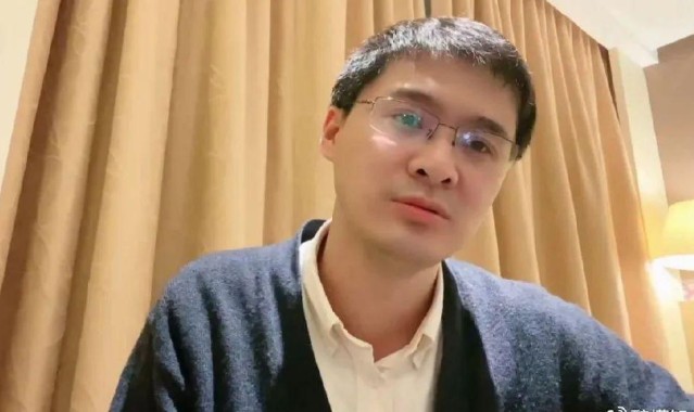 罗翔：如果一个人突然努力工作，业余时间开始学习，不再参加社交活动，那么，身边的人可能不仅不会帮他，还会拉他下来，原因就一个！
