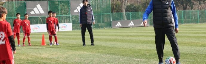 天天看球-根宝足球基地迎“首位接班人”，吕文君退役转型挂帅海港“一生一世队”